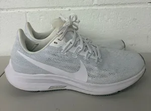Nike sz 8 Women’s Light Gray/White Running Sneakers AQ2210-100 thumbnail 1