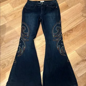 Shyanne Women'S Dark Wash Mid Rise Embroidered Flare‎ Jeans 31 thumbnail 2