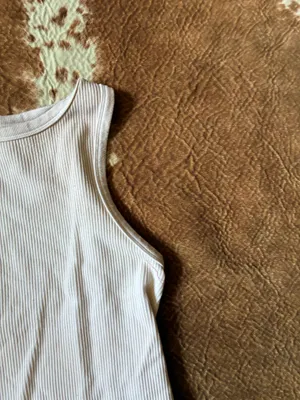 No boundaries tank top size large Supposed to be white I think it got color washed and it's more beige now thumbnail 2