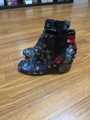 Indigo Rd. embroidered floral ankle booties block heel size 8. thumbnail 4