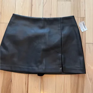 Olivaceous Black faux leather skort! NWT! Size Medium! thumbnail 3