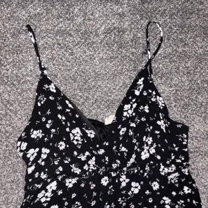 Urban Daisy Boutique Women's Floral Mini Dress Side Medium thumbnail 3