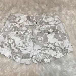 Miss Me Vintage Floral Linen Rayon Blend Cargo Shorts Size Small thumbnail 2