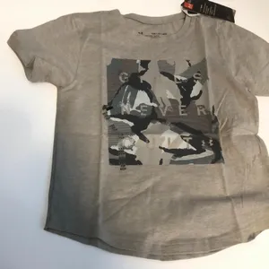 Under Armour T-Shirt Girls Never Quit Gray Camo HeatGear NWT YXS Sporty Athletic thumbnail 2