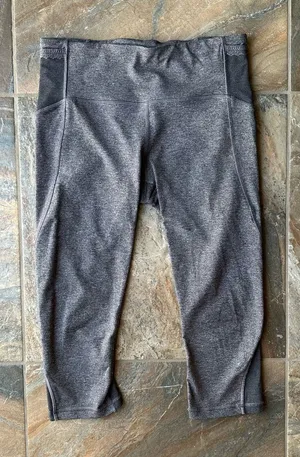 Lululemon Free Runner Crop Heathered Black Gray Women’s Size 8 thumbnail 1