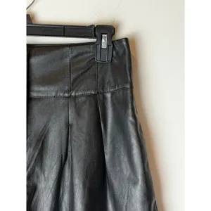 Intermix Shorts Women 4 Black Kitty Pleated Faux Leather‎ High Rise Streetwear thumbnail 5