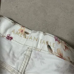 American Eagle‎ White Denim Floral Print Women's Casual Mom Shorts size 8 thumbnail 4