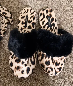 Victorias Secret slippers thumbnail 1