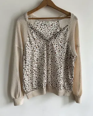 Umgee Mixed Media Leopard Heart Print Waffle Knit Top Cream Tan Medium thumbnail 1