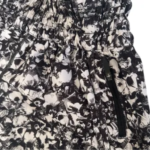 Lululemon Tracker Short V (4") Size 4 thumbnail 7