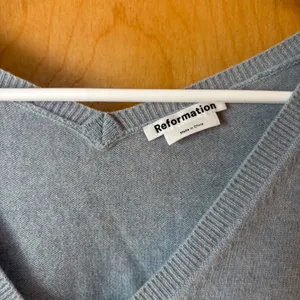 Reformation‎ Cashmere Blend V-Neck Sweater Womens Medium Blue Drop Shoulder thumbnail 2
