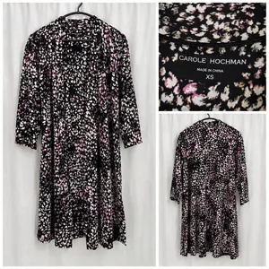 Carole Hochman 2 Pc Floral Duster Cardigan & Black Dress Lounge Set Women XS Description: Carole Hochman women’s 2-piece lounge/sleepwear set in size XS. Includes a soft black sleeveless dress and matching lightweight floral duster cardigan. Comfortable relaxed fit with pink, cream, gray, and black abstract floral print. Great for lounging, sleepwear, travel, or casual layering. Features: * Brand: Carole Hochman * Size: XS * 2-piece set * Sleeveless black dress * Lightweight open-front duster cardigan * Floral abstract print * Soft stretchy fabric * Made in China thumbnail 3