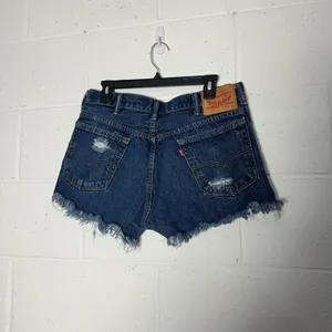 Levis 517 Distressed Denim Shorts Womens 34 High Rise Blue Cut Off Raw Hem Jean thumbnail 2
