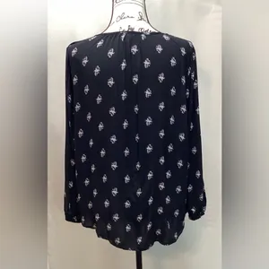 Old Navy Vneck blouse Black with white flowers. Size Large thumbnail 4
