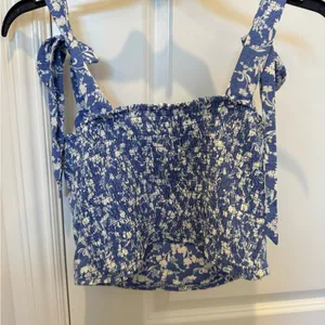 Old Navy Blue Floral Women's Top thumbnail 4