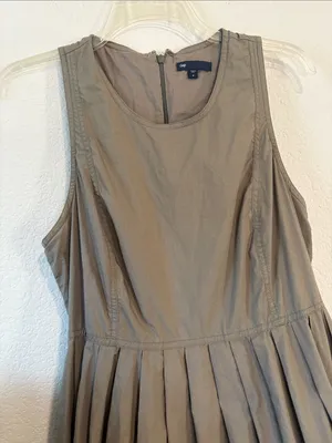 Gap size 8 Sleeveless Pleated Midi Dress in Olive Taupe thumbnail 4