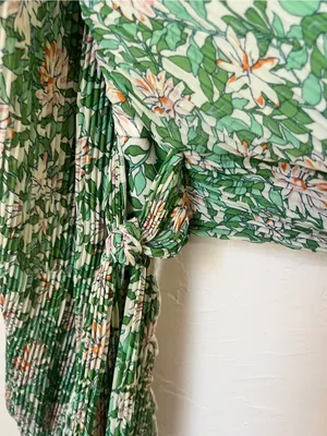 Lulu's Green Floral One-Shoulder Pleated Chiffon Crop Top thumbnail 4