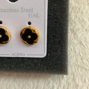 Clover Post Earrings Gold thumbnail 3