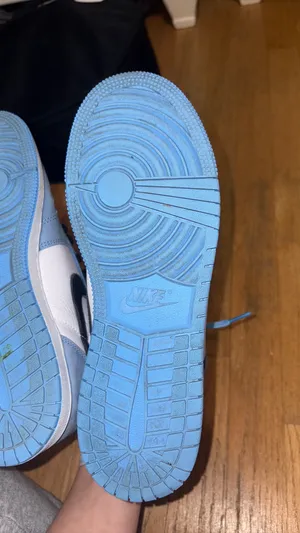 Air Jordan 1 Retro High OG University Blue thumbnail 5