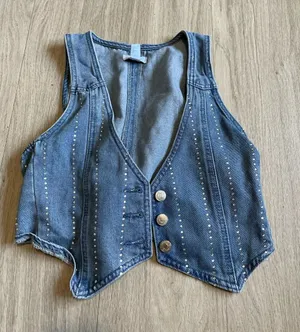 Forever 21 Blue Denim Studded V-Neck Crop Vest thumbnail 1
