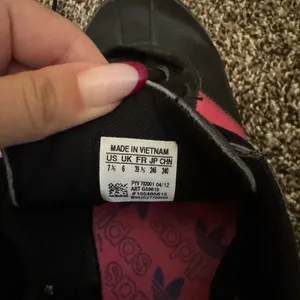 Adidas Samoa OG Shoes Womens Size 7.5 in Black‎ Pink Sneaker thumbnail 5
