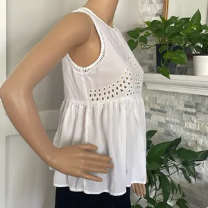Xhilaration Embroidered laserCutout Sleeveless Top Sz XS thumbnail 3