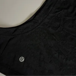 Women’s Lululemon Athletica Black Sleeveless Muscle Tank Crop Top Workout Gym thumbnail 3