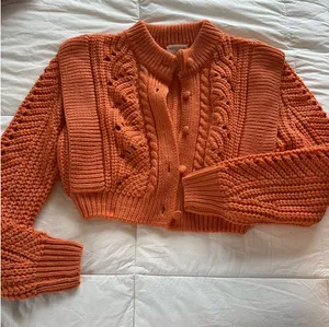 Vestique Cropped Sweater thumbnail 1