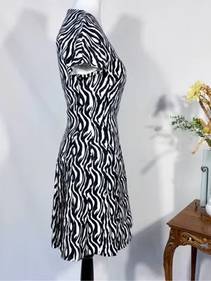 💥REISS Black White Zebra Fit & Flare V Neck Mini Dress Pockets Sz 2 💛 thumbnail 4