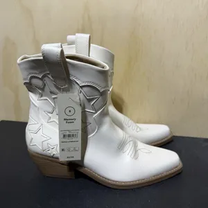 No Boundaries Western Ankle Cowgirl Boots Booties Star Embroidered Memory Foam 8 thumbnail 3
