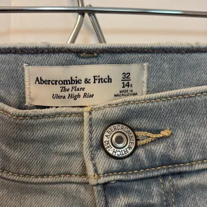 Abercrombie The Stretch Flare Ultra High Rise Light Wash 3R20 thumbnail 4