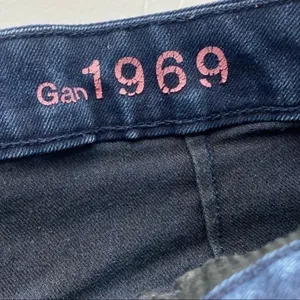 Gap • Navy Blue Pleated Cuff Shorts thumbnail 4