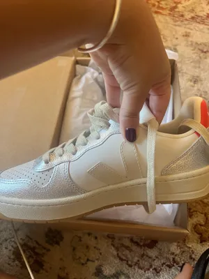 VEJA Sneakers thumbnail 2
