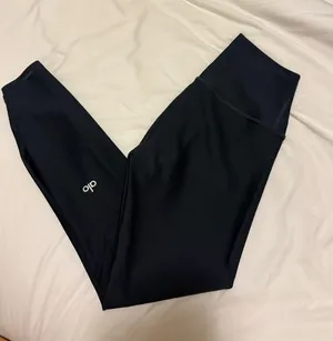 Alo Yoga Leggings thumbnail 1