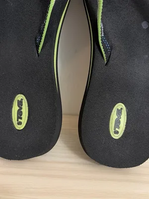Teva women’s black/green flip flops size 6 thumbnail 3