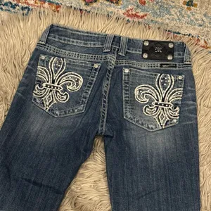 Miss Me Jeans – Size 29 – Bootcut with Embroidered Fleur-de-Lis Pockets thumbnail 3