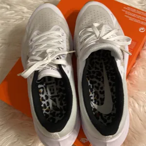 Nike Women’s Zoom Zwingli 8 PRM size 11 brand new with box thumbnail 4