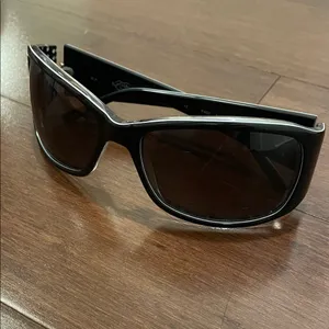 Phoebe Couture Black Sunglasses with Pink Polka Dot Case thumbnail 4