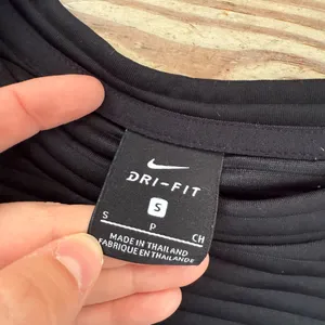 Nike black crewneck sweatshirt size small thumbnail 2