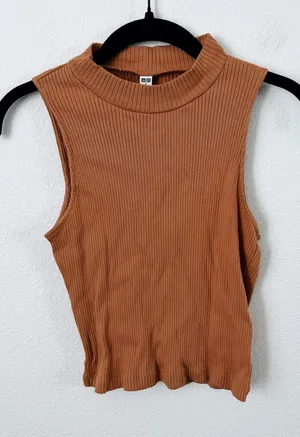 Uniqlo Crop Top thumbnail 1