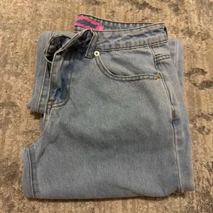 Edikted Jeans Low-Rise Baggy thumbnail 2