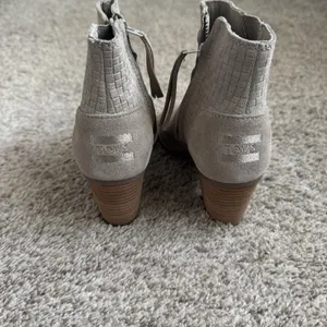 Tom's Women's Peep Toe‎ Suede Beige / Griege Block Heel Bootie Sandal Size 6 thumbnail 4