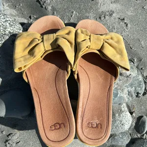 UGG Yellow Bow Platform Sandals Size 6.5 thumbnail 16