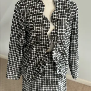 Chic‎ Black and White Skirt Set for Effortless Elegance Size XS thumbnail 4