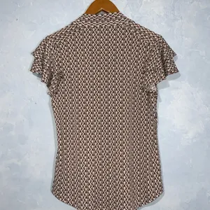 Adrianna Papell Tan Geo Print Stretch Knit Retro Ruffle Sleeve Tie Neck Blouse S thumbnail 9