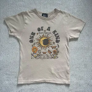 Urban Outfitters Bdg Tan Floral Graphic “One Of A Kind” Crop Baby Tee Sz Sm thumbnail 1