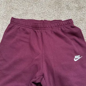 Nike Standard Fit Tapered Leg Sweatpants thumbnail 2