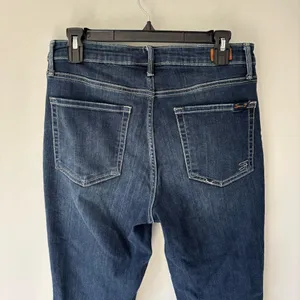 Seven7 High-Rise Raw Hem Cropped Fashion Jeans Dark Wash Denim Straight Leg thumbnail 6