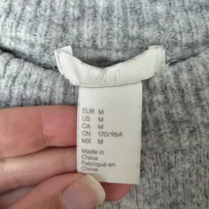H&M Women’s Gray Sweater Size Medium thumbnail 5