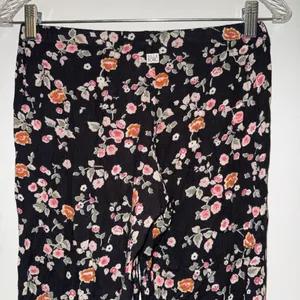 BILLABONG Black floral print flare rayon pants sz S ✨ thumbnail 4